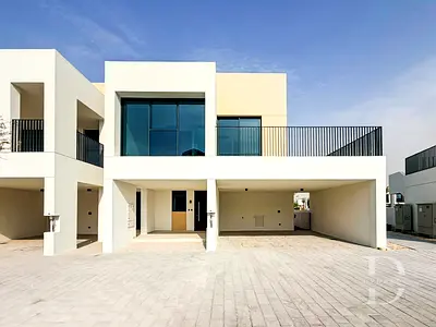 Spacious 4-bed Corner Unit | Large Plot | Close to Pool & Central Park
