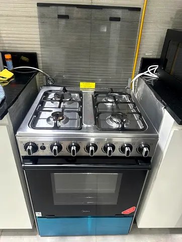Midea freestanding 4 burner gas cooker with oven - Almost new