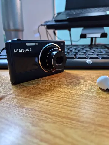 Samsung compact digital camera - good working condition