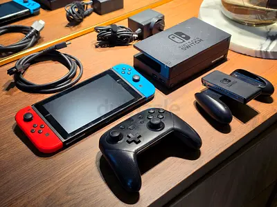 Nintendo Switch V1 Bundle + Pro Controller + 5 Games
