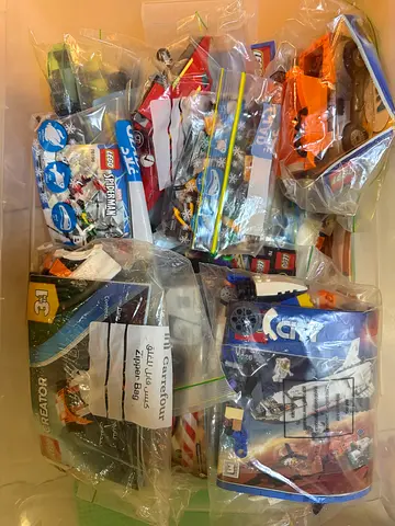 Mixed LEGO mini-figures, small sets and loose (age 3-8) 20 sets with catalogues & lego table