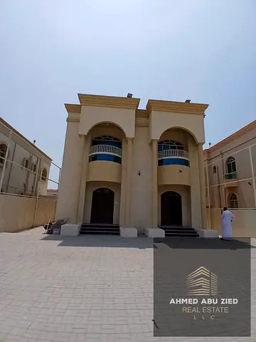 فيلا فاخرة للإيجار السنوي الحليو عجمان بـ 130,000 درهم | زاوية شارعين وطابقين وروف و5 غرف نوم ومجلس وصالتين وموقع ممتاز سهل الوصول لدبي والشارقه