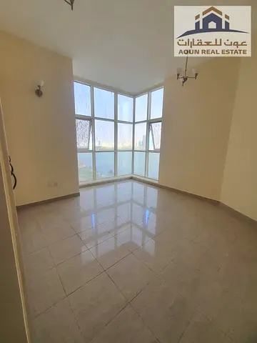 🏡 **للإيجار | شقة مميزة بإطلالة مباشرة على مسرح المجاز** ✨  🌟 **المواصفات:** ✅ غرفتان وصالة. ✅ إطلالة أمامية خلابة على مسرح المجاز. ✅ حمامان. ✅ غرفة