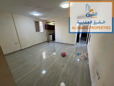 استديو أرضي بمساحة كبيرة وتكييف مركزي في موقع مميز على كورنيش عجمان