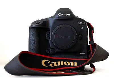 Canon 1DX II - 1DX Mk 2 + 2 Batteries - Low Shutter