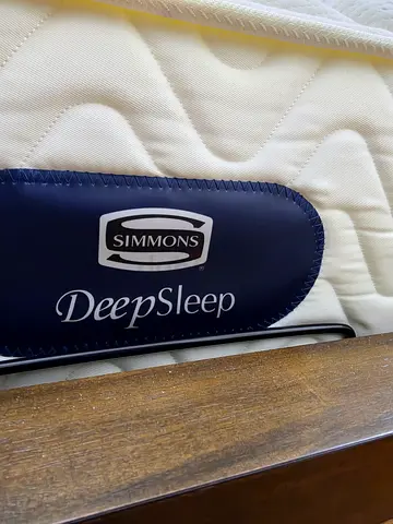 Simmons DeepSleep King Size Mattress – Like New (6 Months Old)