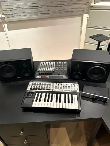 Music, hard ware set , Audio , Electeonic , sound , key board , sound card , mixer , Monitors