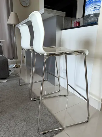 Set of 2 modern white bar stools with chrome legs - good condition
