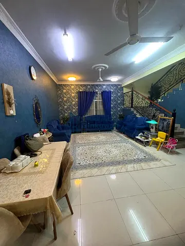 فيلا زاويه بمساحه ممتازه وعمر 12 عام