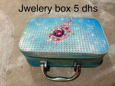 Small vintage-style jewelry/travel box with handle - good condition