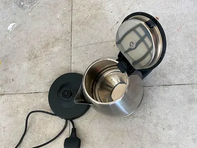 Stainless steel electric kettle with detachable base - working