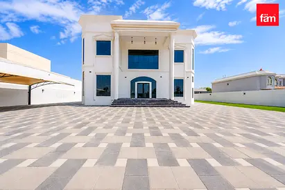 Spacious Villa With Nearby School & Hospital