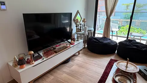Modern White TV Unit – Excellent Condition