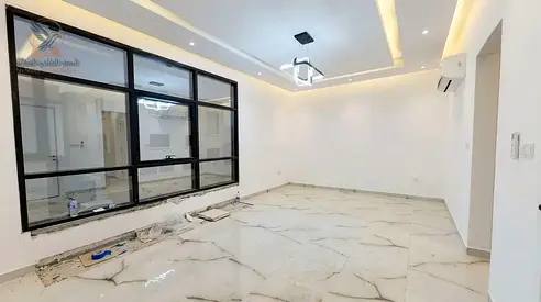 ملحق للايجار السنوي بمدخل منفصل اول ساكن 3 غرف مع 4 حمامات وبلكونه مع خزئن حائط وتشطيبات ممتازه بسعر شامل الفواتير ولانترنت طوال السنه