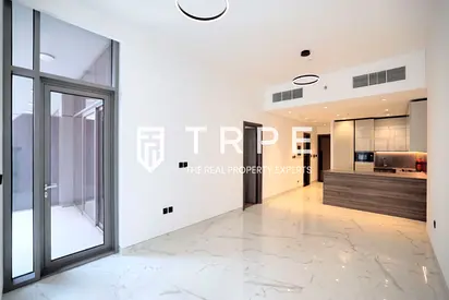 Upgraded 1BR | 892 sq ft | Royal Regency