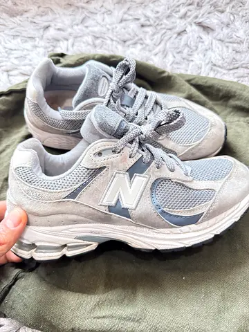 Light grey New Balance running shoes, pre-owned, size not specified