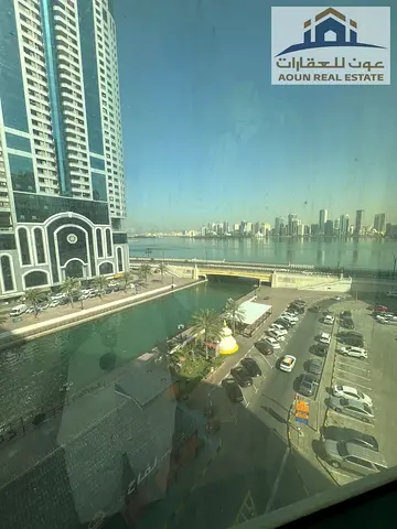 رض النخبة: شقة 3 غرف وصالة بإطلالة بحرية مباشرة - القصباء تفاصيل الشقة:  المساحة والتقسيم: 3 غرف نوم + صالة واسعة + غرفة مخزن (Store Room).