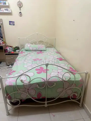 One single bed  price 250 ADE the other one onlly 50 ADE