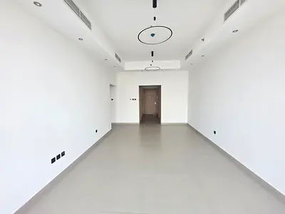 الممزر شقة فاخرة غرفتين وصالة بإطلالة بحرية ساحرة، غرفتين ماستر، 3 حمامات، جم ومسبح وباركن، تشطيب مودرن راقٍ، سعر بلا منافسة 85 ألف، 4 دفعات