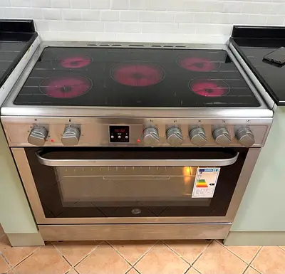 Hoover electric ceramic cooker latest model very good condition