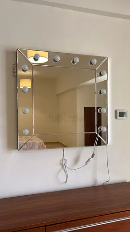 Wall-mounted Hollywood Vanity Mirror with Bulbs