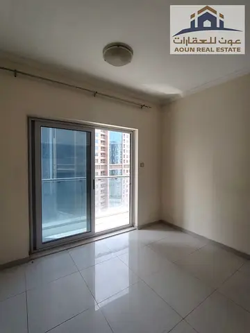 🏢 استوديو بمساحة واسعة وبلكونة للإيجار في التعاون – إطلالة مختلفة مرآة مرنة! 🏢فرصة رائعة للسكن في قلب منطقة التعاون بالشارقة،