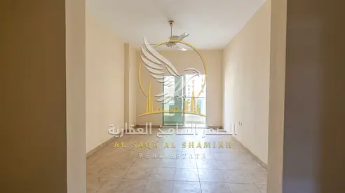 غرفة وصالة للإيجار السنوي في البوطينة الشارقة 850 قدم بلكون تكييف مركزي غاز مركزي