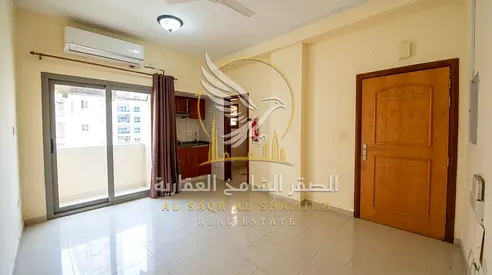 استوديو للإيجار في الرولة الشارقة مساحة واسعة بلكونة 400 قدم تكييف سبليت غاز مركزي
