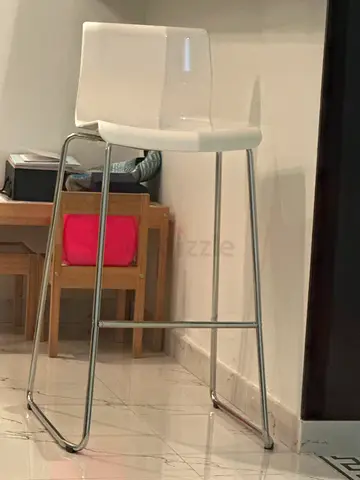 White Plastic Bar Stool with Chrome Legs - Good Condition