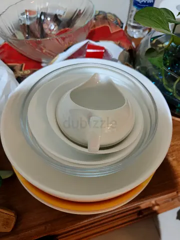 Collection of kitchen items (crockery and cutlery)