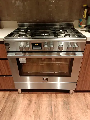 Electrolux Stainless Steel 5-Burner Gas Range Oven — Good Condition