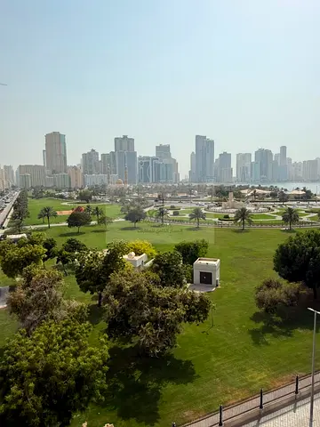 🏡✨ للإيجار السنوي | غرفتين وصالة بإطلالة على حديقة المجاز – المجاز 2، الشارقة 🌿 🔥 شقة مميزة بمساحات واسعة وتصميم عملي، مناسبة للعائلات الباحثة عن ا