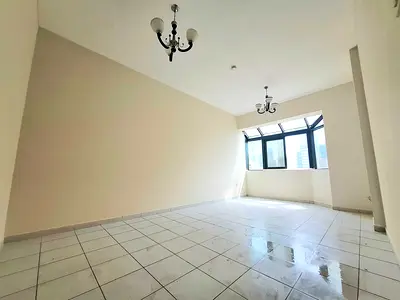 قريب من مركز صحارى // شقة واسعة غرفتين وصالة // شرفة // تكييف مركزي // موقع مميز 📍 // للعائلات