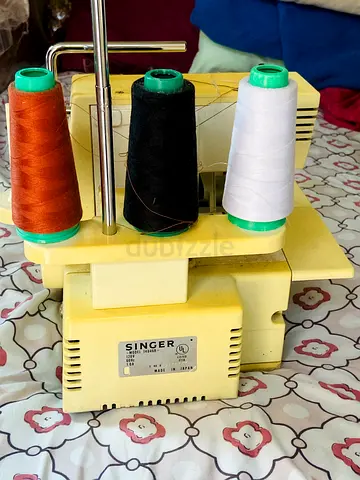 Singer serger/overlocker machine (compact) with threads - used