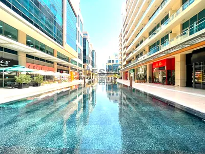 PRIME LOCATION - RETAIL - BAY SQUARE 09