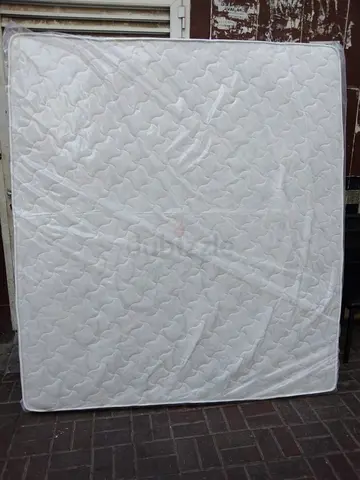 King size 180x200cm mattress.  All times delivery service available
