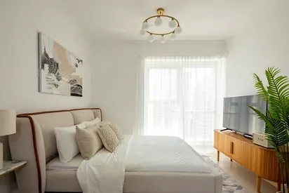 High floor | Lake & skyline views | Efficient layout
