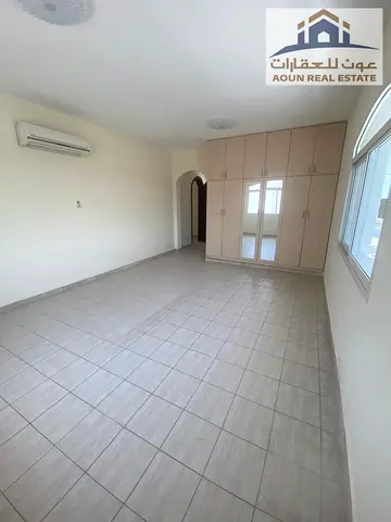 فرصة ممتازة للسكن العائلي الراقي! نعرض لكم فيلا متكاملة ومستقلة تتكون من دورين ومصممة بعناية لتناسب العائلات الباحثة عن الراحة والخصوصية في منطقة الع