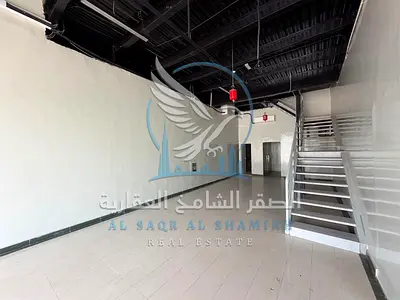 محلان للإيجار (D30 + D31) بموقع مميز على شارع رئيسي فرصة مميزة لاستئجار محلين متلاصقين بمساحة كبيرة وتجهيزات متكاملة، مناسبين للأنشطة التجارية