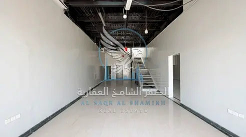 محل تجاري بمساحة 5000 قدم مربع على شارع رئيسي | طابق نصفي | 4 مكاتب واسعة