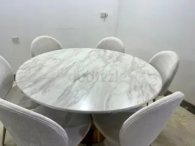 Table with marble top and 6 AURA Chairs