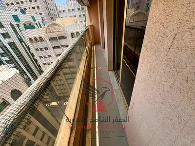 غرفه وصاله مع باركن مجاني وبلكون موقع مميز وحيوي قريب من كل الخدمات مثل المقاهي والمتاجر وقريب من مخرج دبي