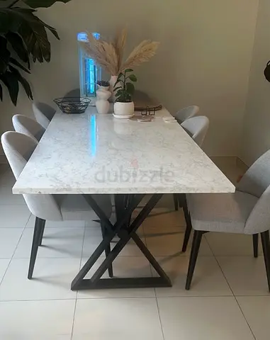 Modern 8- Seater Marble Top Dining table. Only table to sell and not the chairs 600 aed