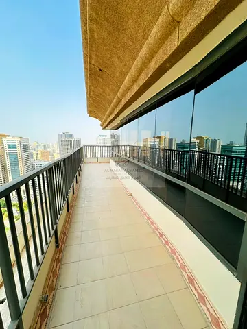 • Unobstructed and direct Corniche views 🌊 • High-end finishes and bathrooms with **Grohe** fixtur