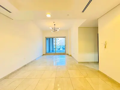 منظر مفتوح بالقرب من مخرج 2BHK واسع مع مطبخ كبير مغلق يحتوي على صالة ألعاب رياضية وحمام سباحة وموقف سيارات.
