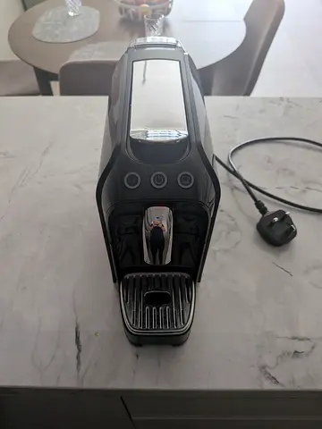 Compact single-serve capsule coffee machine - good working condition