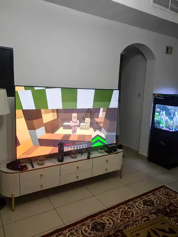 Attached parking space 🌐 Internet included 🏊 Swimming pool 🏋️ Gym in building 💰 Monthly rent: AE