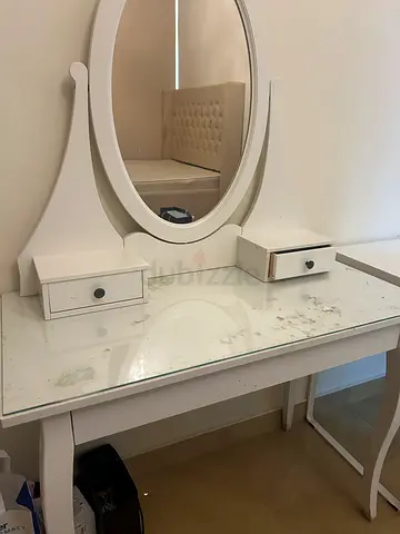 تسريحة بيضاء مع مرآة وأدراج