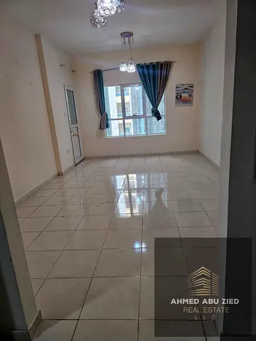شقة مميزة بمساحة كبيرة جدًا وتصميم عملي، في موقع حيوي بشارع الميناء وقريبة من جميع الخدمات، مع مرافق متكاملة ومناسبة للسكن العائلي.