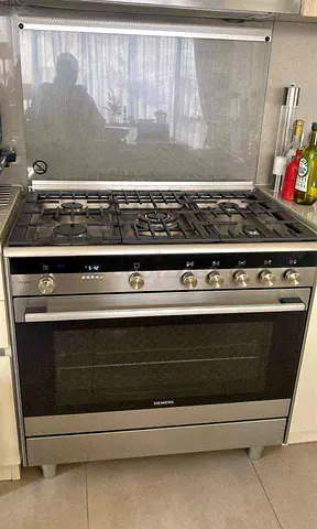 Siemens iq700 top gass oven electric range new model slightly used